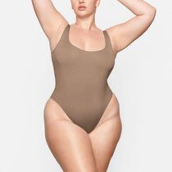 CT1368a SKIMS ESSENTIAL SCOOP NECK BODYSUIT S/M DESERT - Picture 1 of 2
